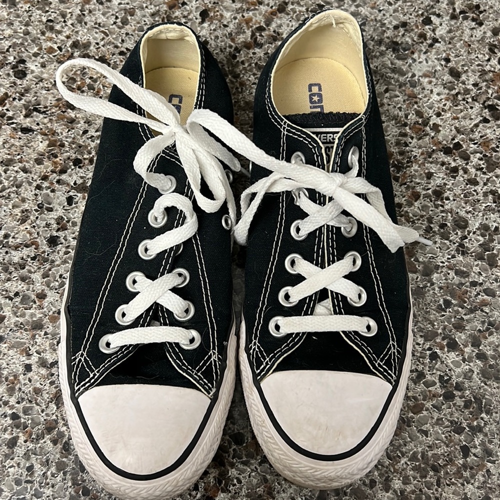 Converse low top in black.